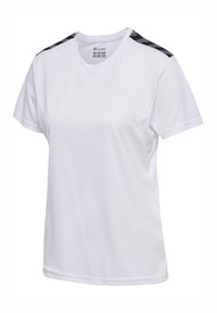 Biały sportowy t-shirt z dekoltem w kształcie litery V, krótkimi rękawami i czarnymi wzorzystymi akcentami na ramionach. Wykonany z oddychającego, lekkiego materiału.