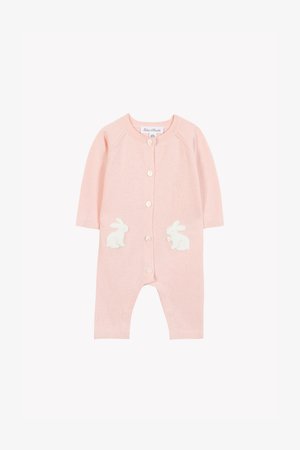 Roze gebreide babyromper met lange mouwen, voorzien van witte, pluizige konijnenapplicaties op de zakken en een knoopsluiting aan de voorkant.
