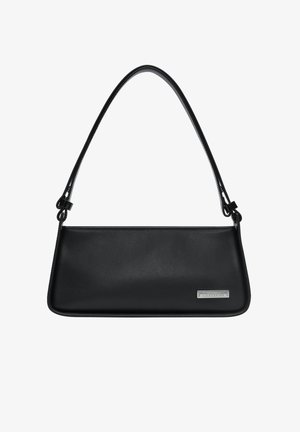 Sac à épaule en cuir noir avec une texture lisse, une forme allongée et une seule sangle réglable. Présente un accent logo en argent.