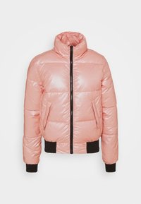 Rosa puffjacka med hög krage, frontdragkedja, svart trim vid nederkanten och ärmarna samt två sidofickor med en glänsande textur.