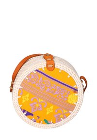 Borsa rotonda in vimini con un esterno in tessuto a motivo giallo e viola. Presenta una tracolla in pelle marrone e cuciture bianche a contrasto.