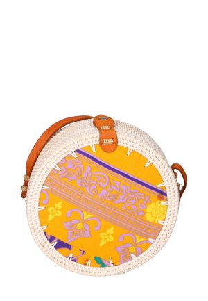 Borsa rotonda in vimini con un esterno in tessuto a motivo giallo e viola. Presenta una tracolla in pelle marrone e cuciture bianche a contrasto.