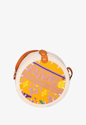 Borsa rotonda in vimini con un esterno in tessuto a motivo giallo e viola. Presenta una tracolla in pelle marrone e cuciture bianche a contrasto.