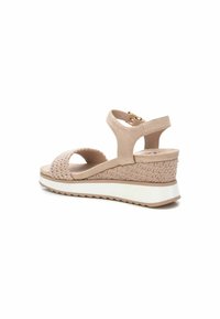 Sandali wedge beige con texture intrecciata sul tallone, parte superiore liscia e cinturino regolabile con dettagli in oro.