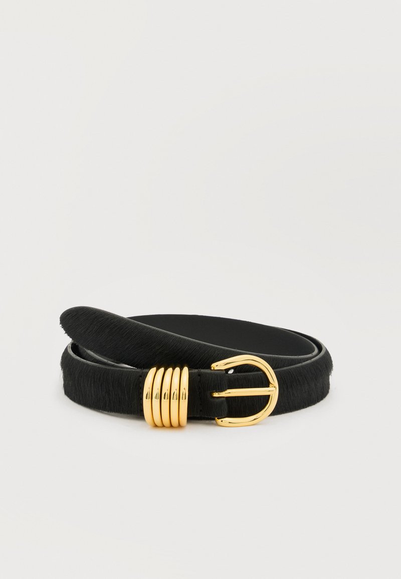 Μαύρη ζώνη με υφή γούνας, τυλιγμένη με χρυσή μεταλλική αγκράφα και τέσσερις χρυσούς κρίκους πάνω σε λευκό φόντο.