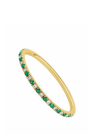 Delgado anillo de oro con pequeños esmeraldas verdes alternados y diamantes claros colocados a lo largo de la mitad superior.