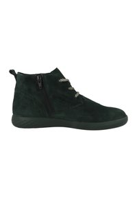 Stivaletti alla caviglia in suede verde con zip e lacci decorativi. Presentano una punta rotonda e una suola in gomma texture.