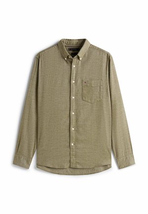 Camicia button-up a maniche lunghe di colore verde oliva in tessuto testurizzato, dotata di tasca sul petto e logo ricamato; presenta un colletto classico e una patta con bottoni.