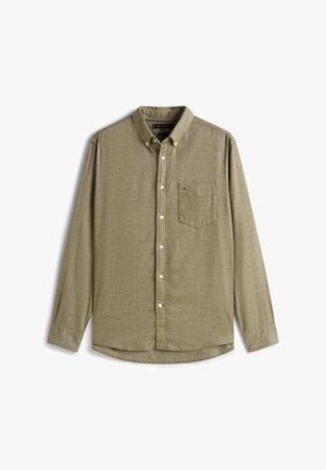 Camicia button-up a maniche lunghe di colore verde oliva in tessuto testurizzato, dotata di tasca sul petto e logo ricamato; presenta un colletto classico e una patta con bottoni.