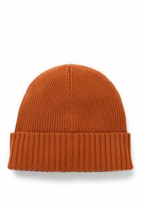 Gehaakte oranje beanie muts met een geribbelde rand, zachte textuur en een afgeronde top, ontworpen voor warmte en comfort.