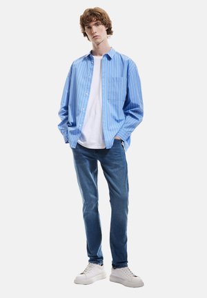 - Jeansy Slim Fit
