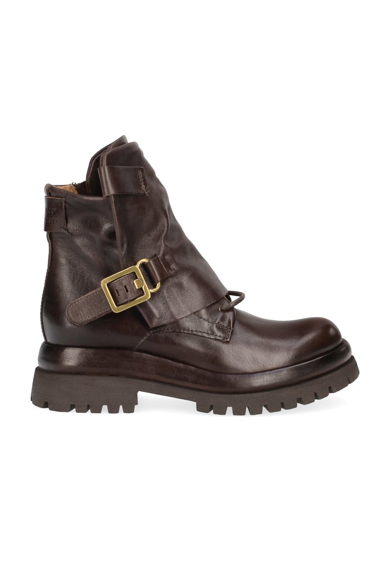 Bottines en cuir marron avec un bout arrondi, une sangle décorative à boucle et une semelle en caoutchouc texturée. Comprend une courte fermeture éclair et un design à pli lâche.