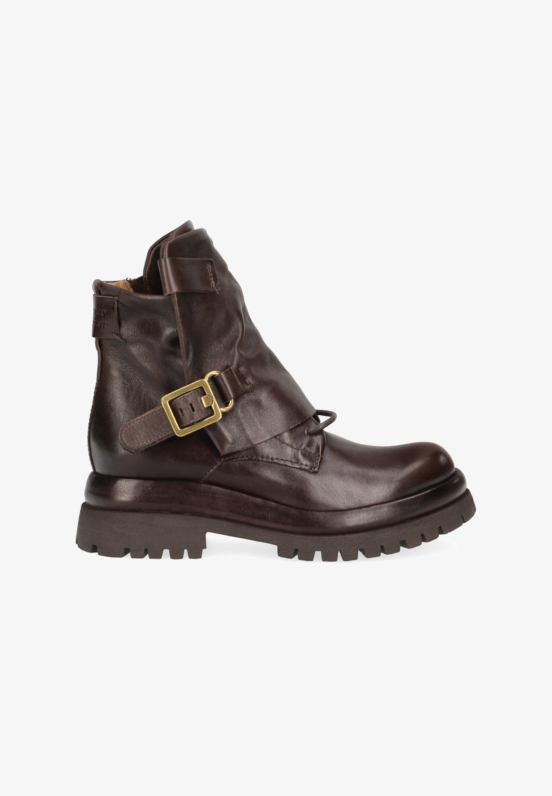 Bottines en cuir marron avec un bout arrondi, une sangle décorative à boucle et une semelle en caoutchouc texturée. Comprend une courte fermeture éclair et un design à pli lâche.