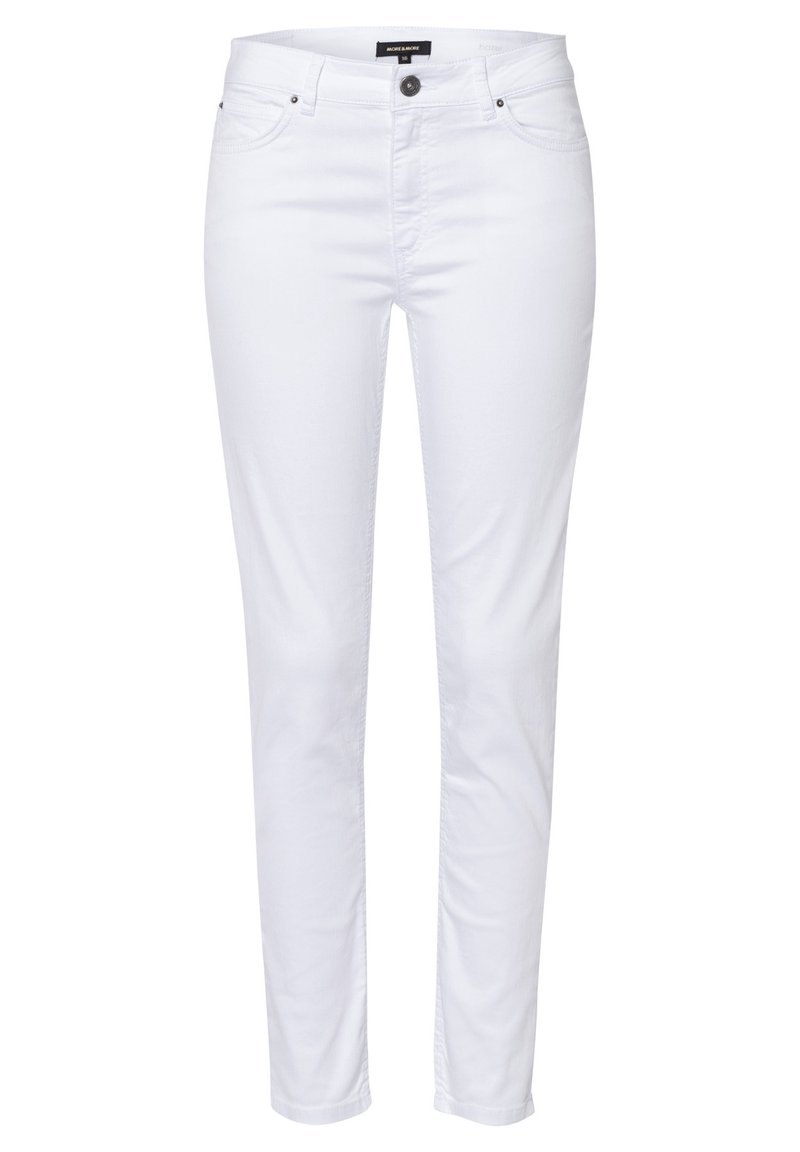 Jean en denim blanc avec une coupe slim, cinq poches et une fermeture à bouton. Comprend des coutures discrètes et des accents en métal argenté.