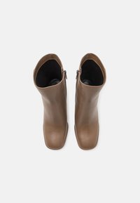 MICHAEL Michael Kors KELSEA BOOTIE - Bottines à talons hauts - driftwood