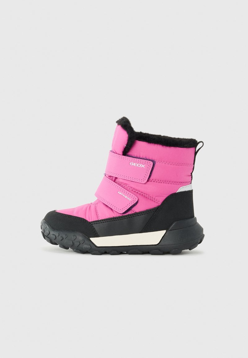 Botte d'hiver rose et noire avec deux brides Velcro, semelle texturée, doublure en polaire et languette de tirage sur fond gris clair.