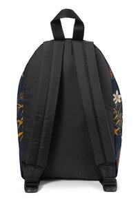 Svart ryggsäck med blommönstrade detaljer, utrustad med vadderade remmar, ett handtag på toppen och en elegant, rundad design. Hållbar tygutsida.