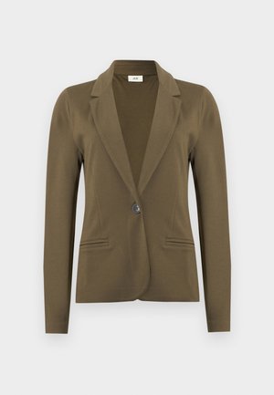 Blazer ajusté vert olive à manches longues, revers crantés, fermeture à simple bouton noir, et deux poches passepoilées à l'avant.