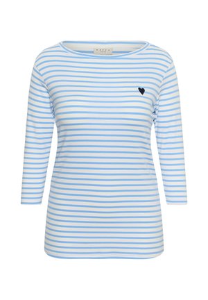 Bela srajca z dolgimi rokavi s svetlo modrimi vodoravnimi črtami in majhno črno srčno značko na levi prsni strani.