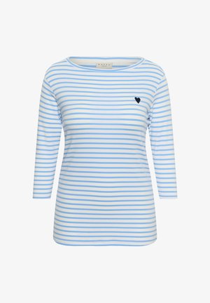 Bela srajca z dolgimi rokavi s svetlo modrimi vodoravnimi črtami in majhno črno srčno značko na levi prsni strani.