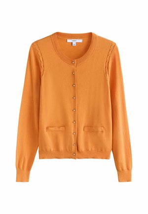 Oranger Cardigan mit langen Ärmeln und Rundhalsausschnitt, kleinen perlenähnlichen Knöpfen, zwei Taschen vorne und dezenten Zopfmuster-Details an den Schultern.
