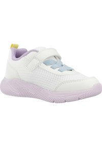 Scarpa sportiva in rete bianca con un laccio blu, rivestimento viola e suola lavanda. Presenta una fascia in velcro e un tab sul tallone giallo.