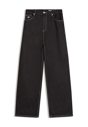 Jean noir à jambes larges avec surpiqûres blanches contrastantes, fermeture à bouton, passants pour ceinture, et design à cinq poches incluant une petite étiquette logo sur la poche avant.