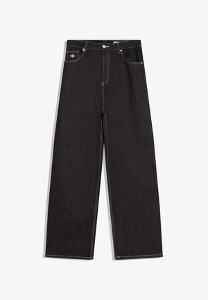 Jean noir à jambes larges avec surpiqûres blanches contrastantes, fermeture à bouton, passants pour ceinture, et design à cinq poches incluant une petite étiquette logo sur la poche avant.