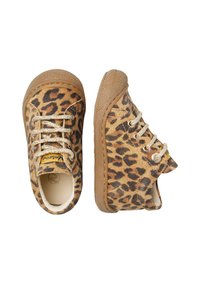 Dětské boty s leopardím potiskem, béžové gumové podrážky a béžové tkaničky, zobrazené z vrchu a z boku na bílém pozadí.