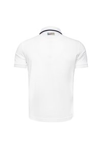 Bílá polo košile s plochým límcem a kontrastním lemem, krátkými rukávy a texturovanou tkaninou. Zadní pohled ukazuje jednoduchý design.