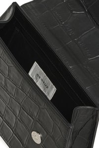 Fekete bőr pénztárca krokodilbőr textúrával, ezüst színű patent záróval és belső címkével, amelyen a "GESTUZ" felirat szerepel.
