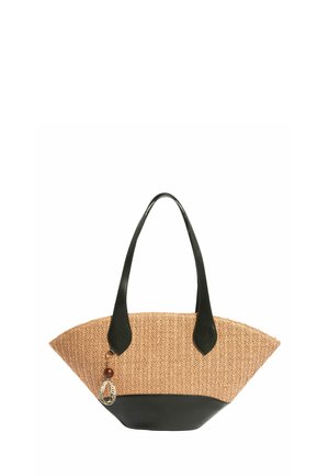 Prepletaná slamenná taška cez plece s čiernymi koženými rúčkami a základňou, ozdobená drevenou guľôčkou a kovovým príveskom visieťím z jednej rúčky.