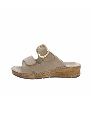 Sandale beige en cuir à bout ouvert avec deux brides ajustables, une boucle dorée et une semelle compensée basse en bois.