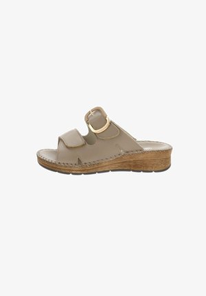 Sandalia beige de cuero con puntera abierta, dos tiras ajustables, una hebilla dorada y una suela baja de cuña de madera.