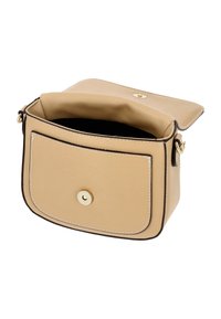 Beige læder crossbody taske med flaplukning, guldhardware og kontrasterende mørk syning. Har en frontlomme og blødt indvendigt stof.
