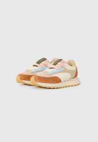 Flerfargede sneakers med en blanding av tan, brun og blå semsket skinn og mesh. Akkompagnert av detaljer i rosa og gul, teksturerte snørebånd og mønstret såle.