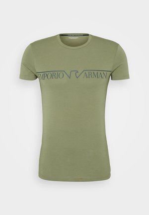 Olivengrønn bomull t-skjorte med rund hals og korte ermer. Har en fremtredende "Emporio Armani" logo i mørkeblått over brystet.