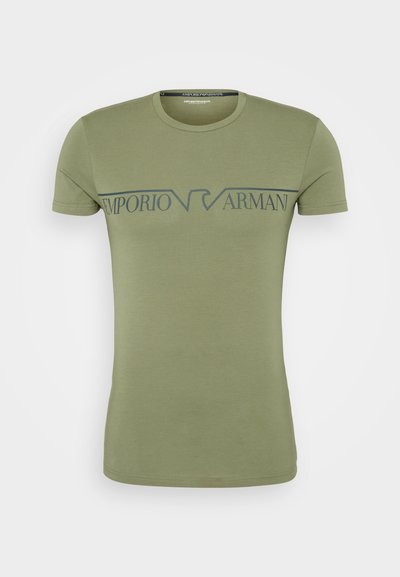 Olīvu zaļš kokvilnas T-krekls ar apaļu kakla izgriezumu un īsām piedurknēm. Uz krūšu daļas ir izcils tumši zils "Emporio Armani" logo.