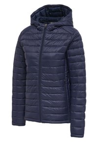 Donkerblauwe doorgestikte pufferjack met capuchon, lange mouwen, ritssluiting aan de voorkant en ritssluitingen aan de zijkanten, ontworpen voor warmte en casual gebruik.