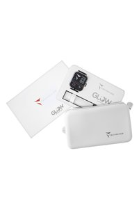 Accessoire technologique blanc avec logo, contenant une montre intelligente affichant l'heure. Surface lisse, design minimaliste, avec une fermeture éclair.
