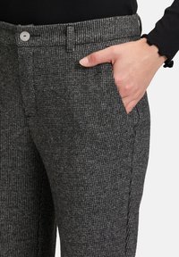 Grau strukturierte Hose mit einem karierten Muster, seitlichen Taschen, einem silbernen Knopfverschluss und geradem Schnitt. Der Stoff wirkt gewebt und strukturiert.