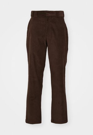 Pantalons en velours côtelé marron avec une coupe droite, dotés d'une taille, de poches latérales et d'une surface douce et texturée.