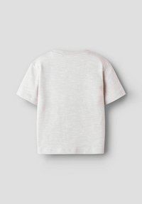 Camiseta de manga corta en gris claro, hecha de algodón suave. Presenta un escote redondo y una textura simple y lisa. Sin patrones ni acentos.