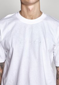 Edwin KATAKANA EMBROIDERY - Nyomott mintás póló - white