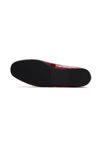 Suola di scarpa in pelle sintetica rossa con fondo in gomma nera testurizzata. Presenta una superficie liscia e lucida e un design a punta arrotondata.