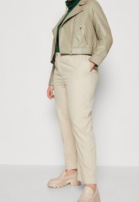 Vero Moda Curve Jacka i konstläder - grey