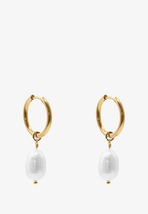 Goldene Creolen mit einer glatten, ovalen, weißen Perle, die von jeder hängt, mit einer polierten Oberfläche und einem Schlaufenverschluss.