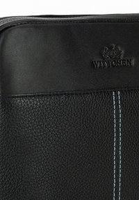 Borsa nera in pelle con finitura texturizzata, caratterizzata da cuciture blu chiaro e un logo in rilievo nella parte superiore.