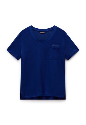 T-shirt blu navy a maniche corte realizzato in tessuto morbido, con colletto a girocollo e una tasca sul petto sinistro con un branding discreto.