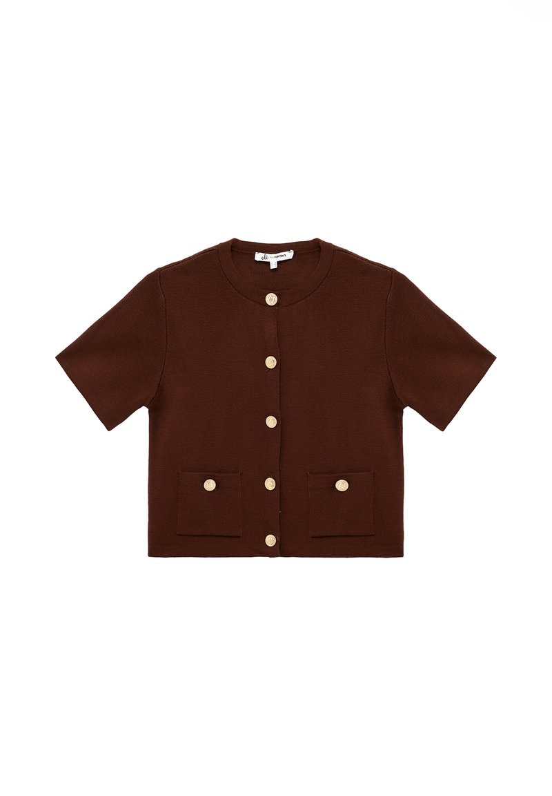Cárdigan corto marrón de manga corta con un escote redondo, cinco grandes botones y dos bolsillos frontales. Tejido texturizado y silueta cuadrada.